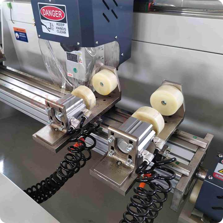 Glorious Cnc Three 3 Axis Windoor Frame Aluminium Profile Copy Routing ...