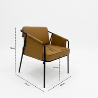 Fauteuil d'appoint moderne en cuir avec accoudoirs en cuir drapé et structure métallique, idéal pour les cafés, restaurants, hôtels et coins de salon.