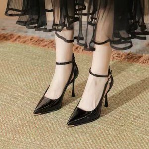 Scarpe con <span class=keywords><strong>Tacco</strong></span> a Spillo in Pelle Verniciata Nera, Cinturino alla Caviglia, Punta Affusolata, Dettaglio in Metallo Dorato, Charm in Cristallo, Eleganza Old Money, Collezione Autunno 2026, OEM - Product Image 2
