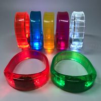 Party-Zubehör Konzert-Requisite Musikgesteuertes LED-Leuchtarmband mit Eigenem Logo Schall-/Bewegungsaktiviert Batteriebetrieben Anpassbar