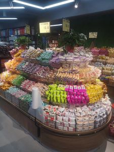 ชั้นวางสินค้าสองด้านสำหรับซูเปอร์มาร์เก็ต ชั้นวางขนมและของแห้งทำจากไม้สำหรับใช้ในเชิงพาณิชย์ - Product Image 2