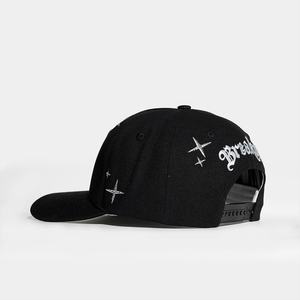Gorras Personalizadas con Pedrería Estructurada, 5 Paneles Acrílicos con Logotipo Bordado en 3D, Gorras Snapback Negras - Product Image 3