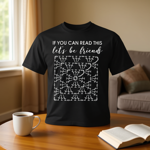 Si puedes leer esto, camiseta con estampado de Granny Squares, haznos amigos - Product Image 3