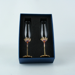 Copas de champán de cristal con diseño de flores, color oro rosa, románticas - Product Image 6