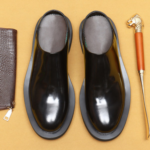 Tongs de créateur de haute qualité pour hommes Une paire de pantoufles en cuir à semelle épaisse finition brillante chaussures en cuir véritable - Product Image 4