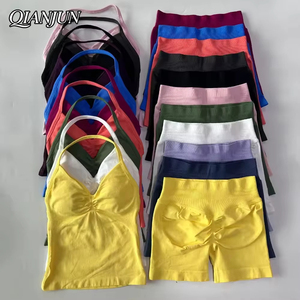 Set Sportivo Donna Personalizzato Senza Cuciture per Palestra e <span class=keywords><strong>Fitness</strong></span>: Top Yoga Halter con Scollo a V e Shorts a Vita Alta Modellanti per Corsa e Yoga all'Aperto - Product Image 1