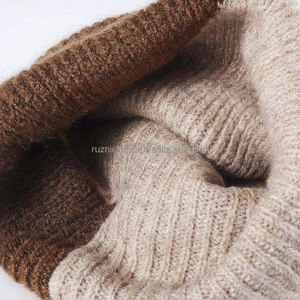 Gorro de Punto Acrílico Suave con Bordado 3D y Pedrería, Transpirable y Ligero para Uso Diario, Estilo Urbano y Casual - Product Image 1