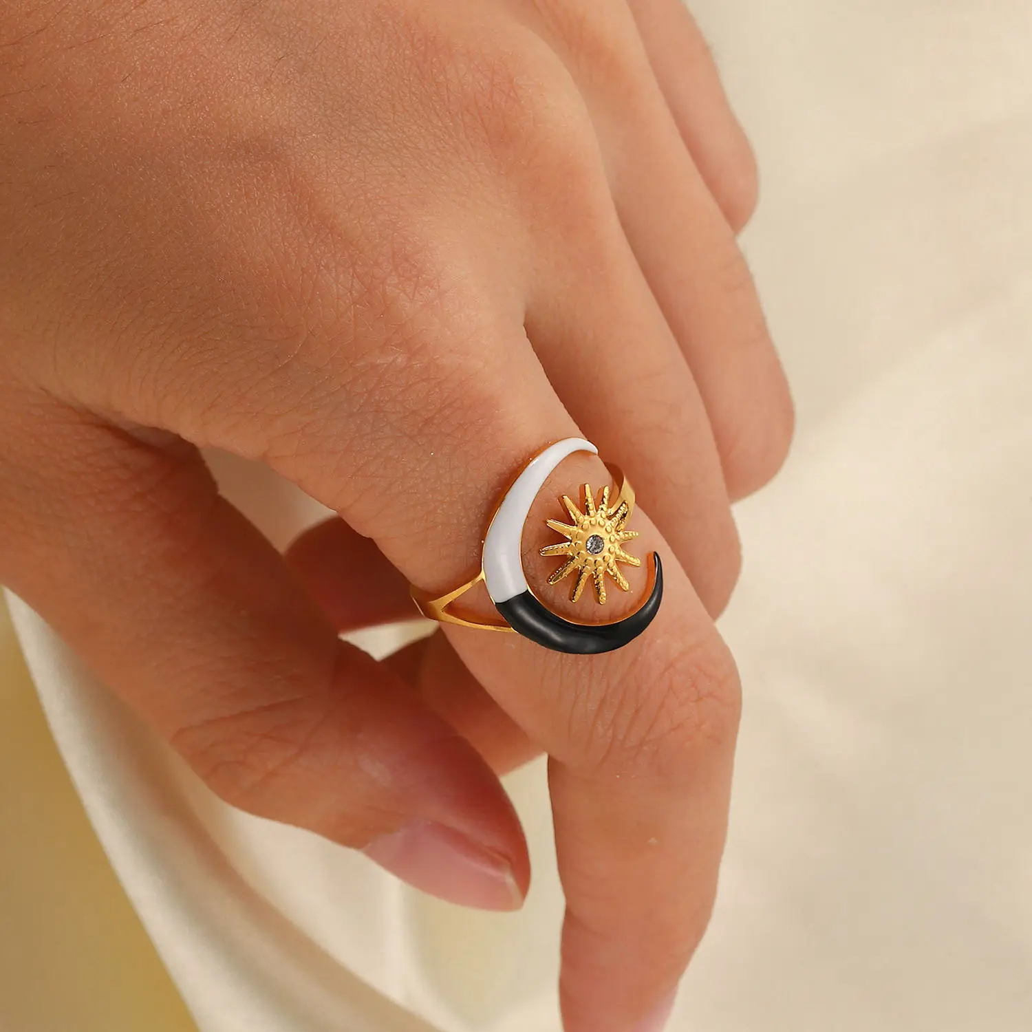 New Colorful Black And White Enamel Open Moon or Star Style Jewelry 18K Gold IP Plating High Polished Finger Ring