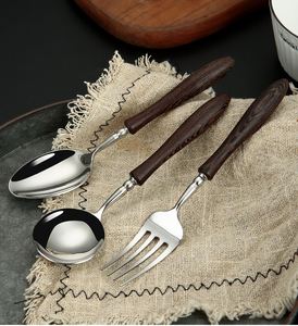 Ensemble de couverts occidentaux réutilisables en acier inoxydable 304, style rétro, avec manche en bois, finition polie, design minimaliste moderne, comprenant couteau, fourchette et cuillère - Product Image 3