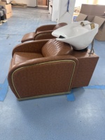 Fauteuil de lavage moderne en cuir PU pour salon de coiffure, chaise de lavage de cheveux en céramique, mobilier personnalisé en cuir marron pour salon de beauté et spa, vente en gros