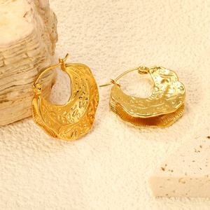 Pendientes de Aro Irregulares de Acero Inoxidable Estilo Vintage, Chapados en Oro de 18k, Pendientes Huggie Geométricos Modernos y Atípicos - Product Image 5