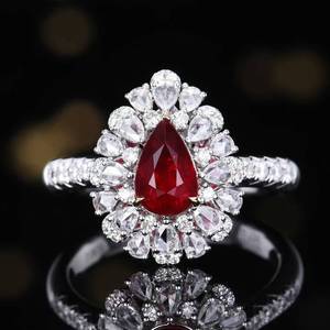 Bague en or massif 18 carats avec rubis sang de pigeon de 1,17 ct, pierre précieuse naturelle non chauffée de Mozambique, taille poire, 63 diamants entourants de 0,72 ct - Product Image 1