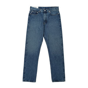 Vaqueros versátiles de corte recto para hombre, hechos de una mezcla de algodón de primera calidad para mantener su forma por mucho tiempo y para uso diario. - Product Image 1