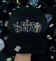 Cappellino da Baseball Gotico con Croce e Strass, Dettagli Metallici Multicolore, Visiera in Camoscio, Regolabile, Stile Streetwear, 5 Pannelli