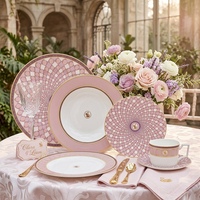 Service de Table de Luxe en Porcelaine Rose avec Bordure en Or Véritable, Vaisselle de Mariage en Porcelaine Fine, Ensemble Assiettes et Bols en Céramique Motif Cygne Style Palais 2026