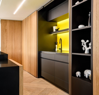Meubles de cuisine de luxe en chêne noir VERMONHOUZZ avec comptoir de bar dissimulé et étagères à éclairage LED pour projets de maisons personnalisées