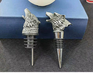 Aérateur à vin tête de loup 2-en-1, décanteur en métal, bouchon supérieur pour boissons, bec verseur pour huile d'olive avec design animal - Product Image 4