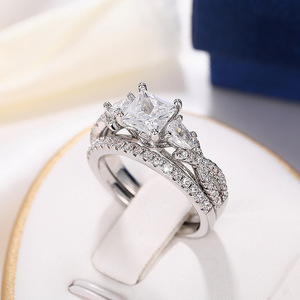 Anelli coordinati quadrati a quattro griffe di alta gamma, minimalisti ed eleganti, perfetti come regalo di compleanno - Product Image 5
