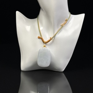 Colgante <span class=keywords><strong>de</strong></span> Jadeíta Birmana Natural <span class=keywords><strong>de</strong></span> Grado A, con la inscripción 'Paz y Seguridad', combinado con un cordón dorado tejido, fresco y elegante. - Product Image 6