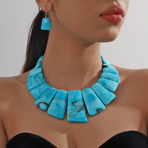 2024 joyería de moda <span class=keywords><strong>Retro</strong></span> exagerada collar de cadena único y conjunto de pendientes accesorios punk gargantilla de resina acrílica collares - Product Image 3