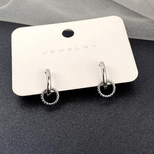 Boucles d'oreilles créoles tibétaines en argent avec détail anneau torsadé, style classique, bijoux de mode unisexe en alliage plaqué argent - Product Image 3