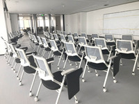 Chaise d'entraînement scolaire pliable en métal au design moderne avec table et bloc-notes pour salle de classe et salle de formation hospitalière