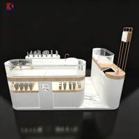 Kiosque de centre commercial incurvé effet marbre pour cosmétiques et parfums, avec poste de travail avec évier, cloison à lattes et enseigne de marque personnalisée pour la vente de produits de beauté