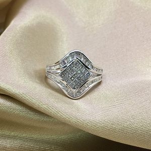 Bague en diamant taille princesse, sertie de baguettes en chevron, pour femme, or blanc 14 carats - Product Image 6