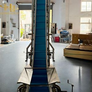 Convoyeur à bande de qualité alimentaire facile à nettoyer avec trémie d'alimentation et bande à crampons avec hauteur de crampons personnalisée pour ligne de traitement des snacks - Product Image 6