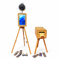 2026 Nieuwe Draagbare Dubbelzijdige Houten Fotohokje 18,5" Touchscreen Spiegel Selfie Kiosk met Vluchtkoffer voor Feest Bruiloft