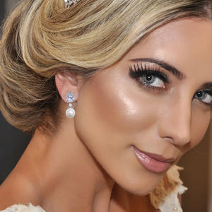 Orecchini pendenti in oro bianco E2080 con perla finta a forma di goccia d'acqua, stile classico per gioielli da donna per matrimoni - Product Image 4