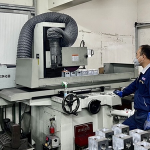 फैक्टरी 4 अक्ष <span class=keywords><strong>5</strong></span> अक्ष केंद्र ड्रिलिंग मिलिंग टर्निंग स्टील मिश्र धातु भागों कस्टम उत्पादों धातु सीएनसी मशीनिंग सेवा - Product Image 4