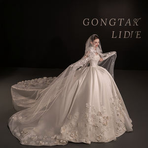 GT137 Vestido de Novia de Lujo de Alta Calidad con Cola Moderna, Manga Larga, Espalda de Encaje, Bordado de Cuentas y Flores, Personalizado - Product Image 1