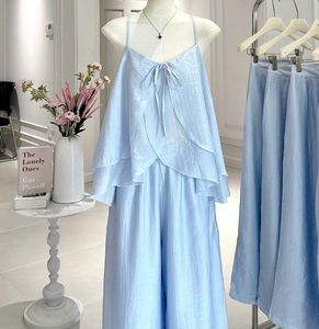 Ensemble deux pièces d'été pour femme : Haut court ample bleu clair uni en tissu tissé superposé à fines bretelles et pantalon large - Product Image 1