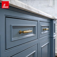 Armoires de cuisine Alland Custom Builder-Friendly Dusty Blue Arched Manor Light American Shaker pour projets de villas de luxe