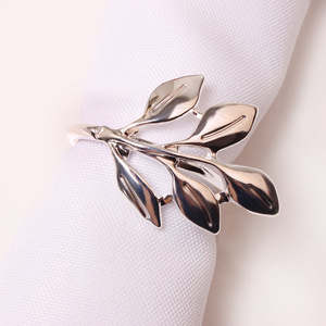 Anneaux de serviette en métal rond argenté personnalisés en gros pour les mariages, les restaurants, les hôtels et les fêtes - Product Image 1