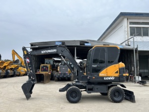 Excavadora de Ruedas Hyundai Robex 60WV5 Amarilla, Maquinaria de Construcción, Cucharón Negro, Capacidad de 0.21m, Alto Momento de Carga, 3500mm de Profundidad de Excavación - Product Image 1