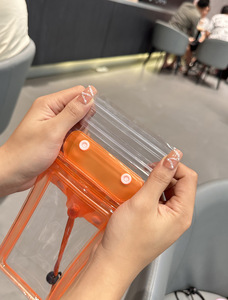 Estuche Impermeable para Teléfono con Pantalla Táctil, Correa para el Cuello, Diseño Transparente Flotante, Material TPE, para Deportes al Aire Libre - Product Image 3