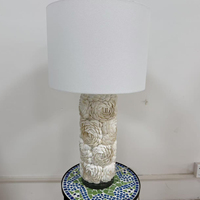 Lámpara de Mesa Artesanal con Diseño de Flor de Concha, Estilo Costero de Lujo con Pantalla de Tela para Dormitorio y Sala de Estar