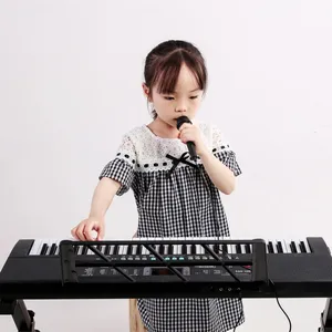 بادو 61 مفتاح للاطفال لوحة المفاتيح الكهربائية المحمولة البلاستيكية لعبة الموسيقى الرقمية البيانو مع ميكروفون للبيع بالجملة