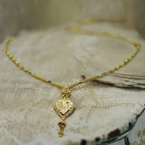 Collar con Medallón Circular de Oro con Intrincada Artesanía de Filigrana y Cadena de Cuentas de Oro Texturizadas, Joyería Fina Sofisticada - Product Image 2