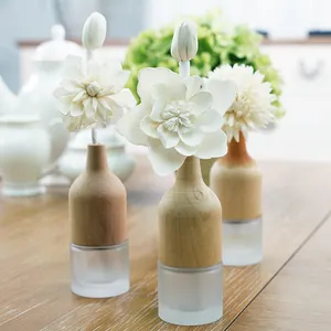 Fabbrica fiore personalizzato olio essenziale naturale profumo aromaterapia coperchio in legno bottiglia di vetro bottiglia rotonda diffusore a lamella