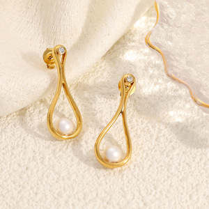 ต่างหูมุกทรงหยดน้ำ ชุบทอง 18k ต่างหูแบบห้อย สวมใส่ได้ทุกวัน ประดับแบบ Bezel Setting - Product Image 3