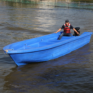 Barco de Pesca de Plástico de Doble Capa con Motor Fuera de Borda, Resistente para Pesca Marítima - Product Image 1