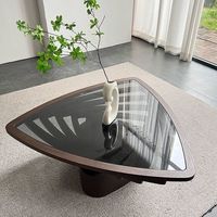Table basse en bois de style moderne avec plateau en verre en forme de triangle pour salon