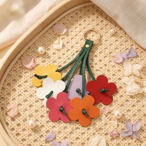 Llavero de cuero PU con diseño floral, colgante de flor energizante y colorido, colgante de flor en capas para bolso - Product Image 3