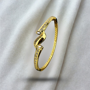 Brazalete Artístico con Acabado Dorado y Detalles Calados Elegantes, Textura Brillante y Suave, Joyería Elegante para Mujer para Uso Diario - Product Image 1