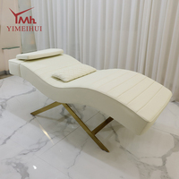 Table de massage professionnelle pour studio cosmétique, personnalisée en blanc avec base en métal doré pour soins du visage, spa, extensions de cils, tatouage