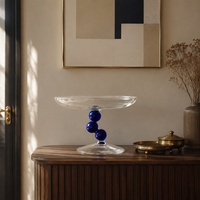 Plateau décoratif en verre de style mid-century modern avec pied à perles bleues, plateau de présentation pour salle à manger et décoration intérieure