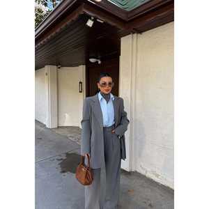 Conjunto de Traje Gris para Mujer con Detalle de Botones y Adornos Únicos - Product Image 2